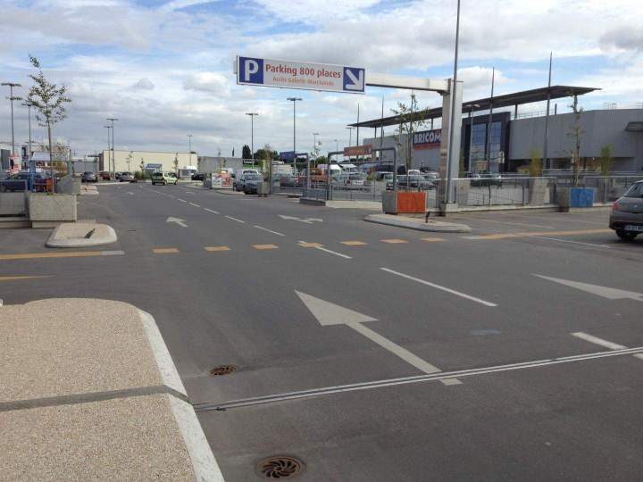 Parking d'une zone commerciale Île-de-France