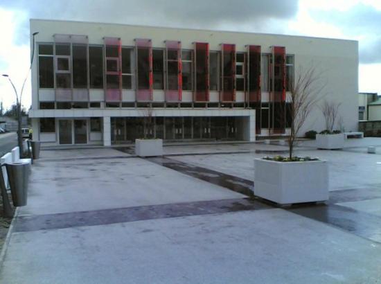 Ville de Saint Ouen Aumone : Parvis du centre culturel Réfection étanchéité et asphalte colorée du parvis 1 000 m2